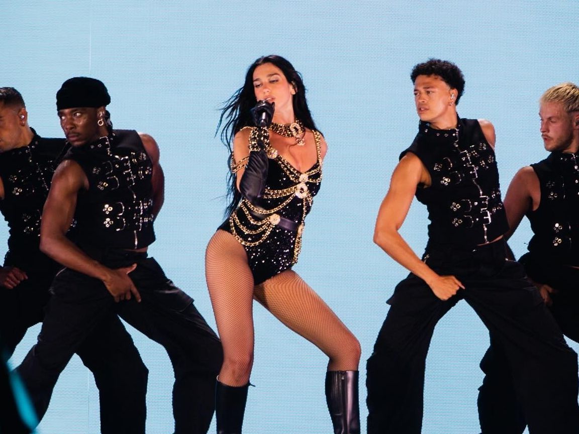 Η Dua Lipa αναβιώνει ένα Chanel αριστούργημα: Από την Christy Turlington το 1992 στην Penelope Cruz