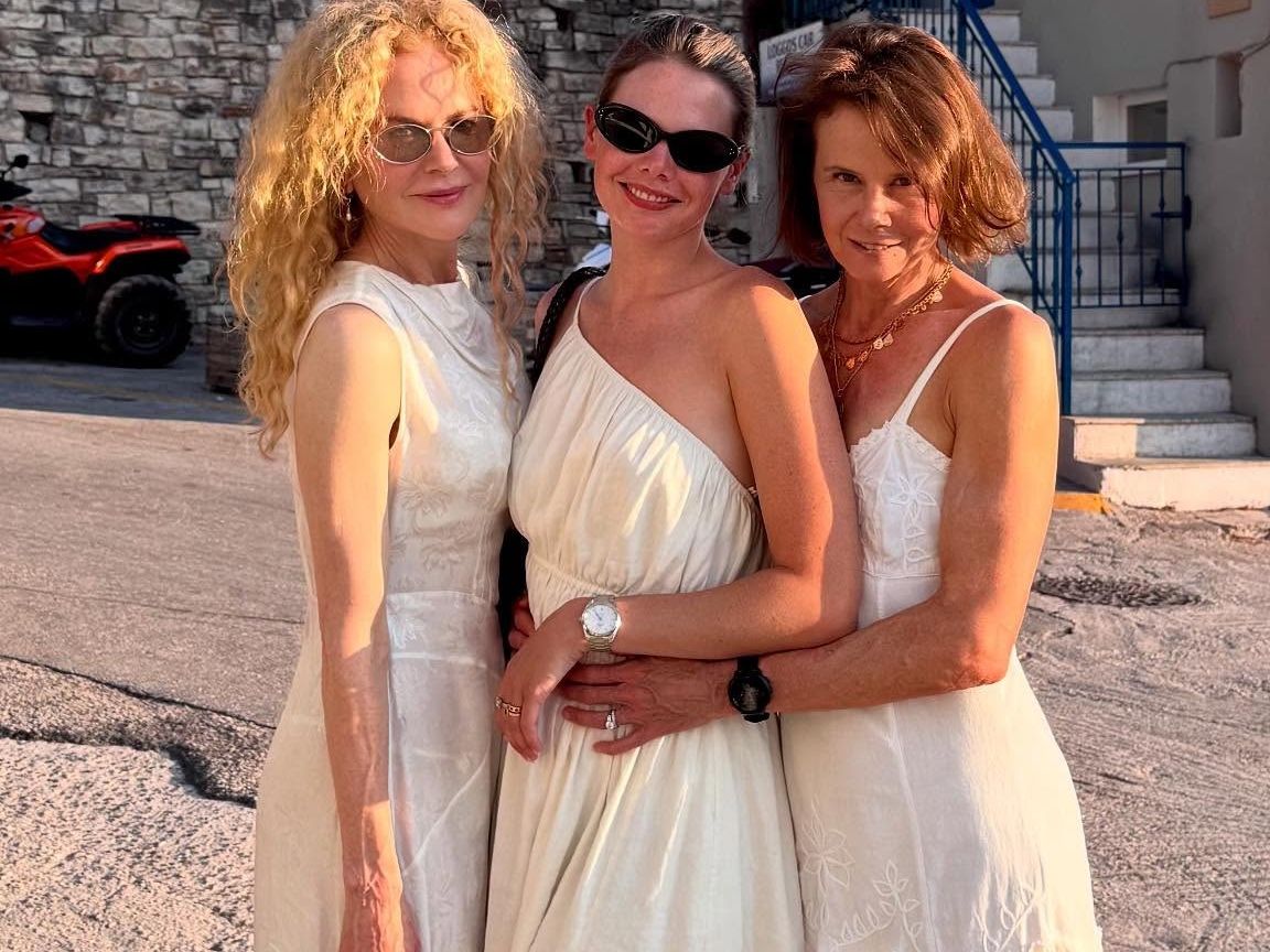 Η Nicole Kidman άφησε τα μαλλιά της φυσικά στους Παξούς, ποζάροντας με την αδερφή και την ανιψιά της