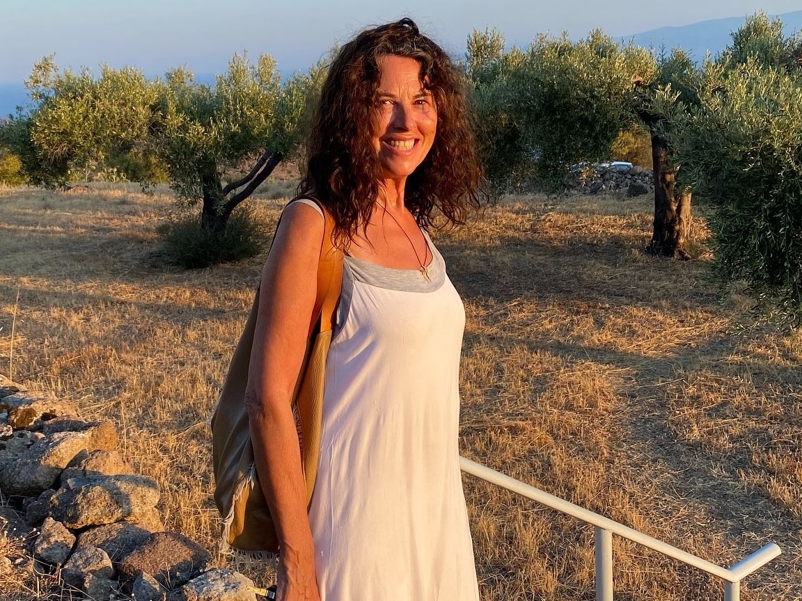 Η Ελευθερία Αρβανιτάκη μετά την ακύρωση των συναυλιών της για λόγους υγείας, χαμογελά στην Αίγινα