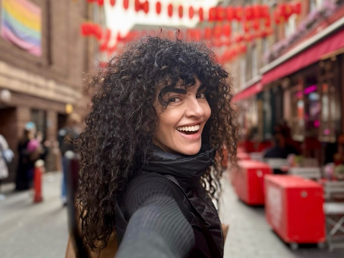 «Την κρίση των 30 την πέρασα στα 18», λέει η Σολωμού που έγινε 51 (!) και γιόρτασε με παιδικές φωτό