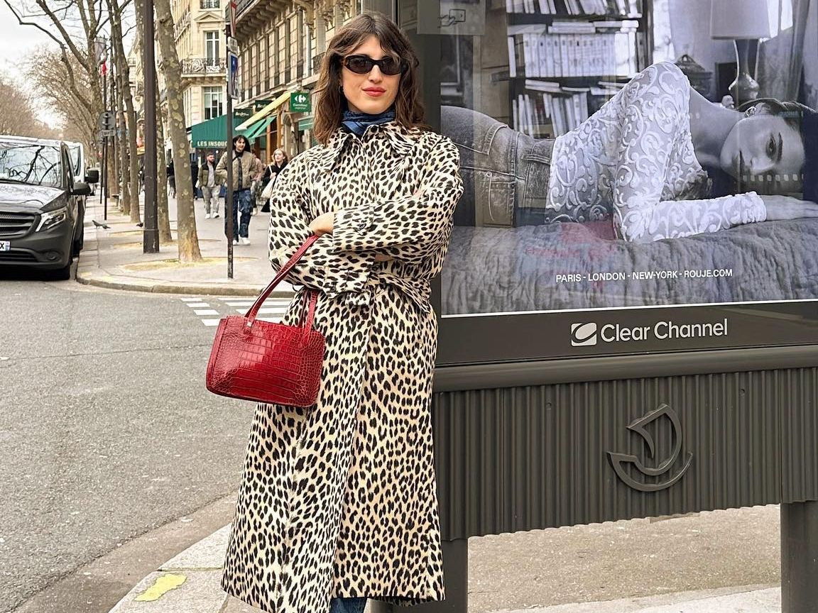 H Jeanne Damas μόλις φόρεσε το πιο αγαπημένο πανωφόρι όλων των Γαλλίδων