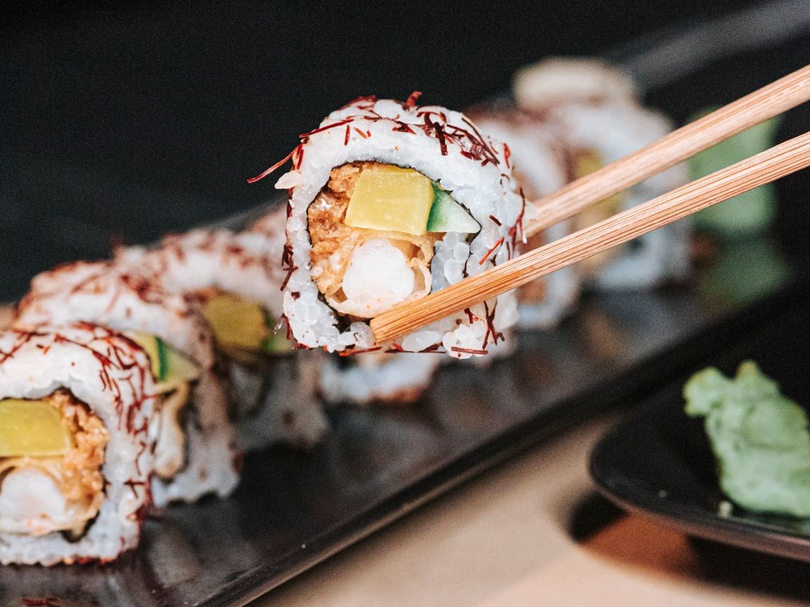 Ιαπωνική κουζίνα αξιώσεων με φόντο τον Λυκαβηττό και την φωτισμένη Αθήνα στα πόδια μας