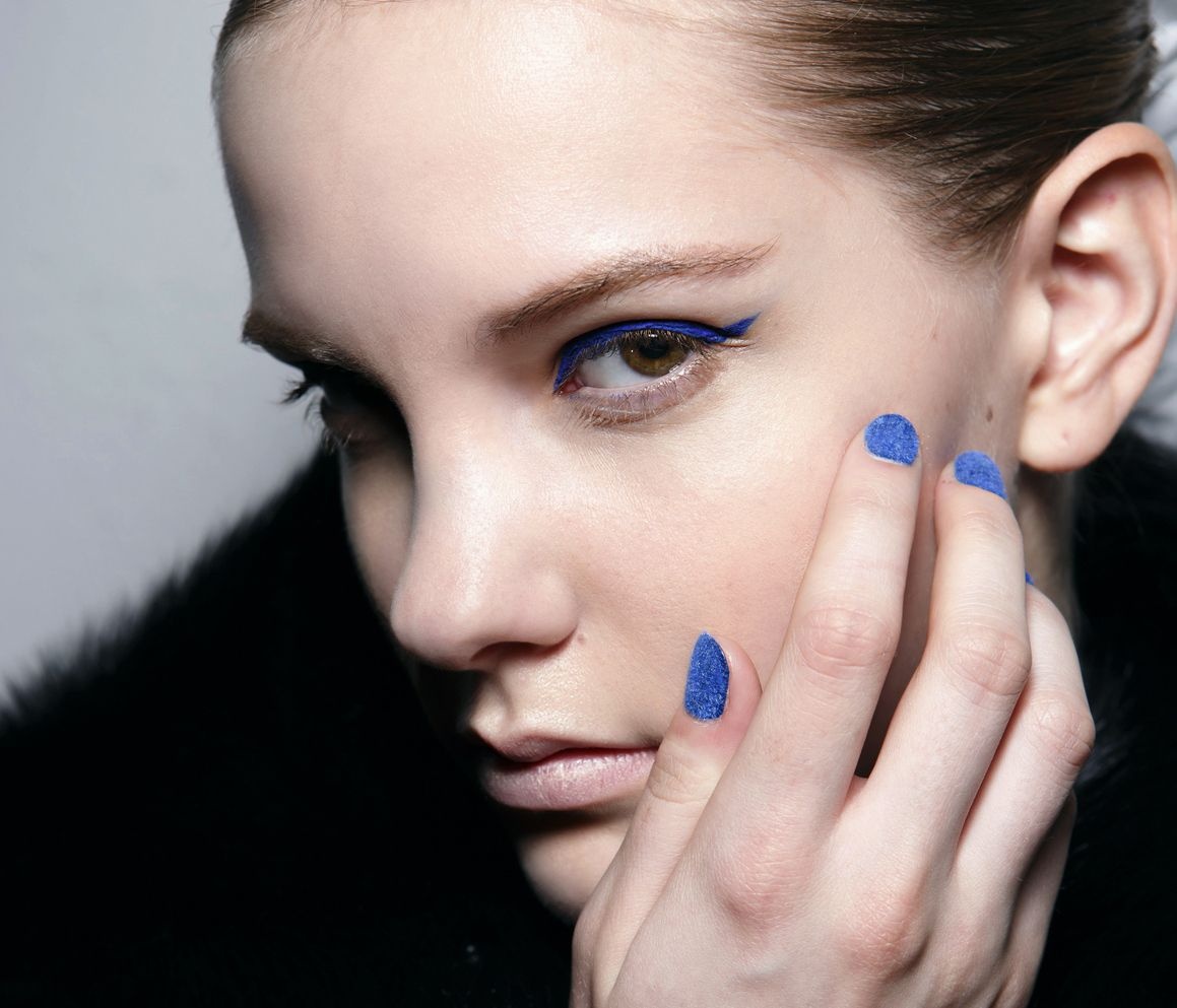 Ξέχνα το μαύρο! 10 μπλε μολύβια ματιών για να κάνεις τα πιο wow μακιγιάζ
