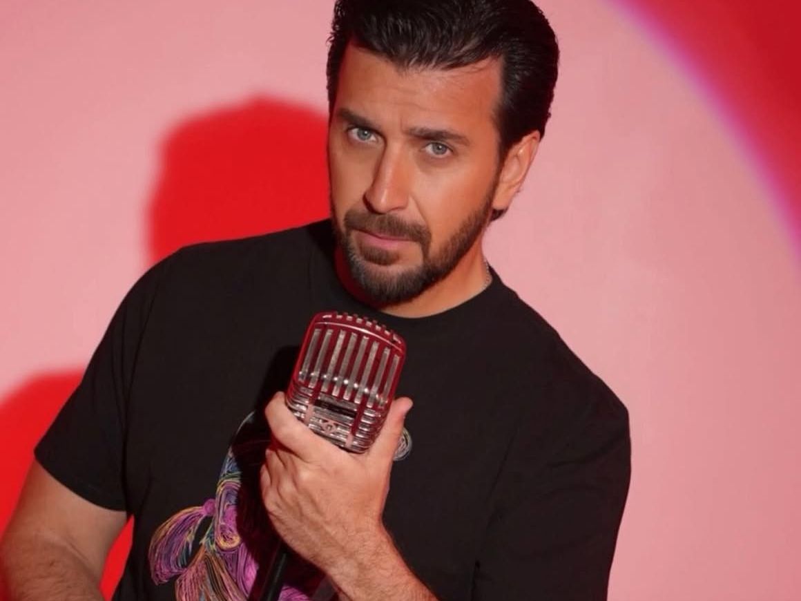 «Ξύπνα Θανάση...50άρισες», λέει ο Πετρέλης, αν και μοιάζει σαν χθες που βγήκε 3ος στο Fame Story