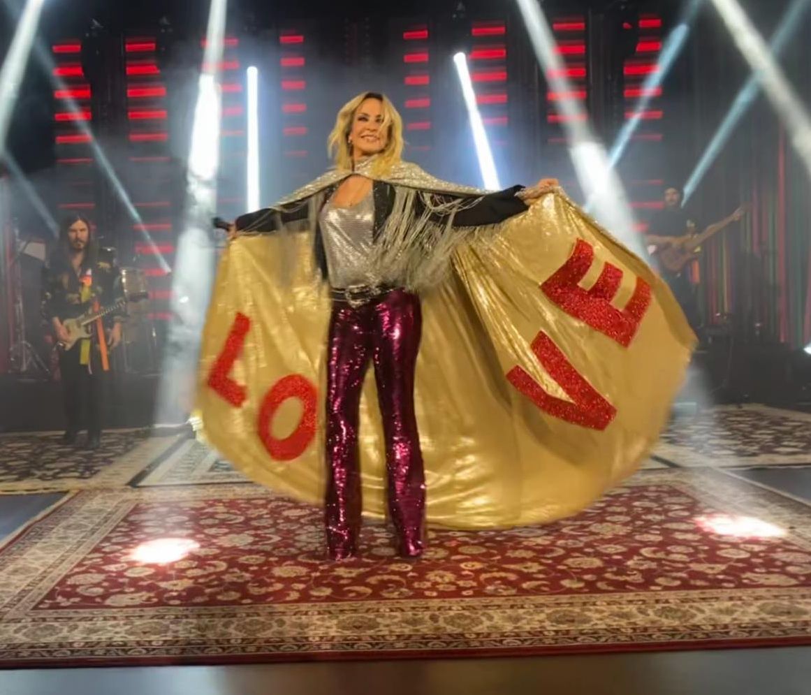 Σπίτι με το MEGA: 15 tweets που αποθέωσαν την Άννα Βίσση σαν να ήταν η πρώτη φορά