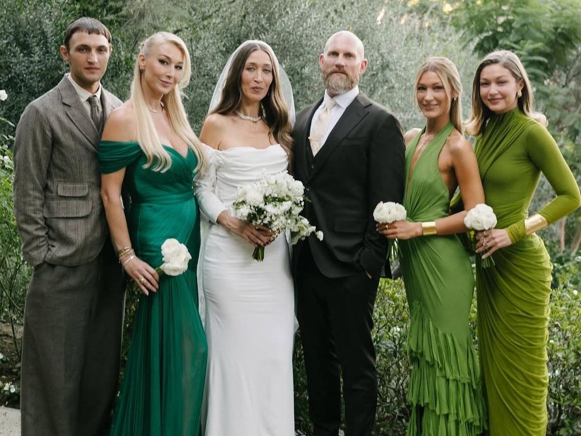 Η Alana Hadid παντρεύτηκε με τις Gigi και Bella ξυπόλυτες παράνυμφες στο πλευρό της