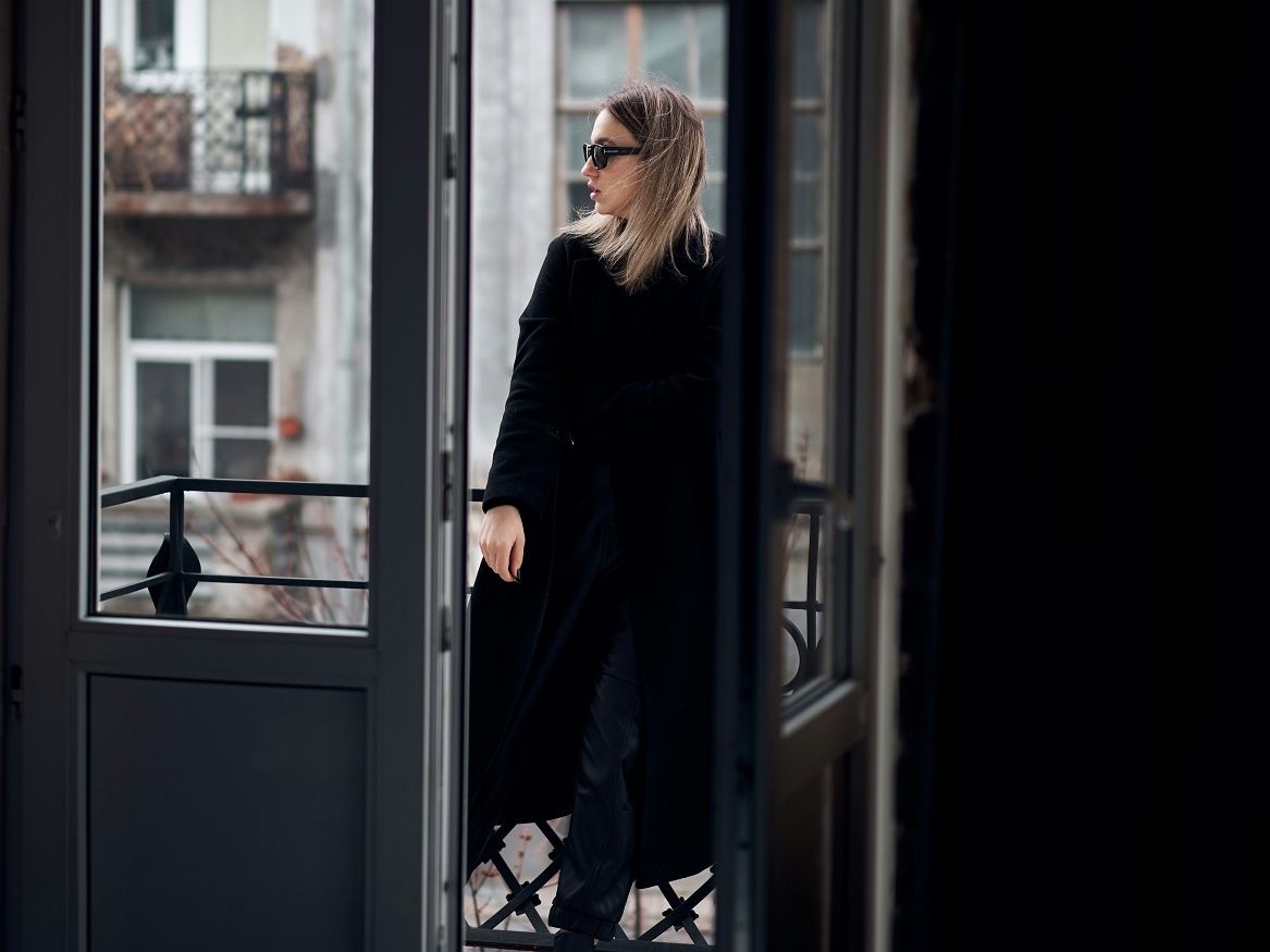 Γιατί φοράμε μαύρα στις κηδείες σύμφωνα με την ψυχολογία; Η ιστορία, το νόημα & οι σύγχρονες τάσεις