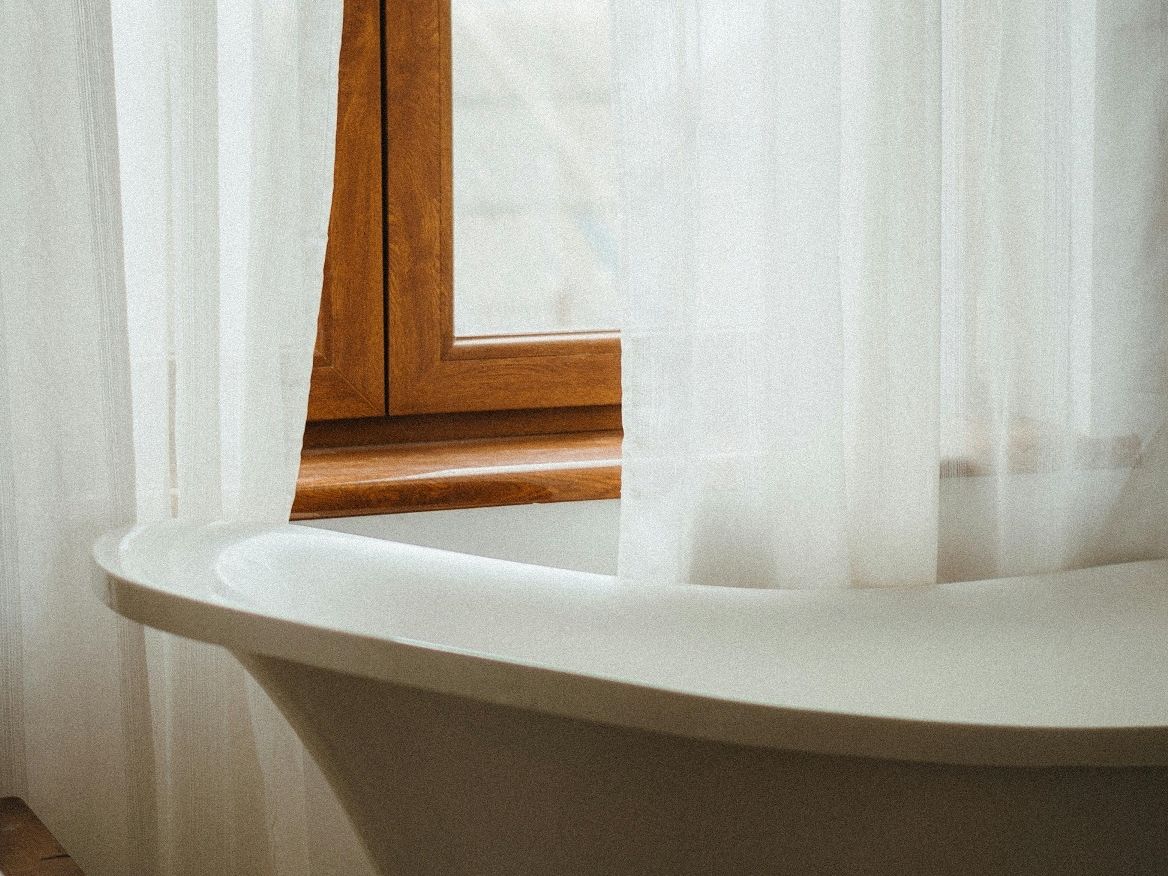 Αντίο στις πλαστικές κουρτίνες μπάνιου: H νέα τάση στα σπίτια είναι και πιο οικονομική