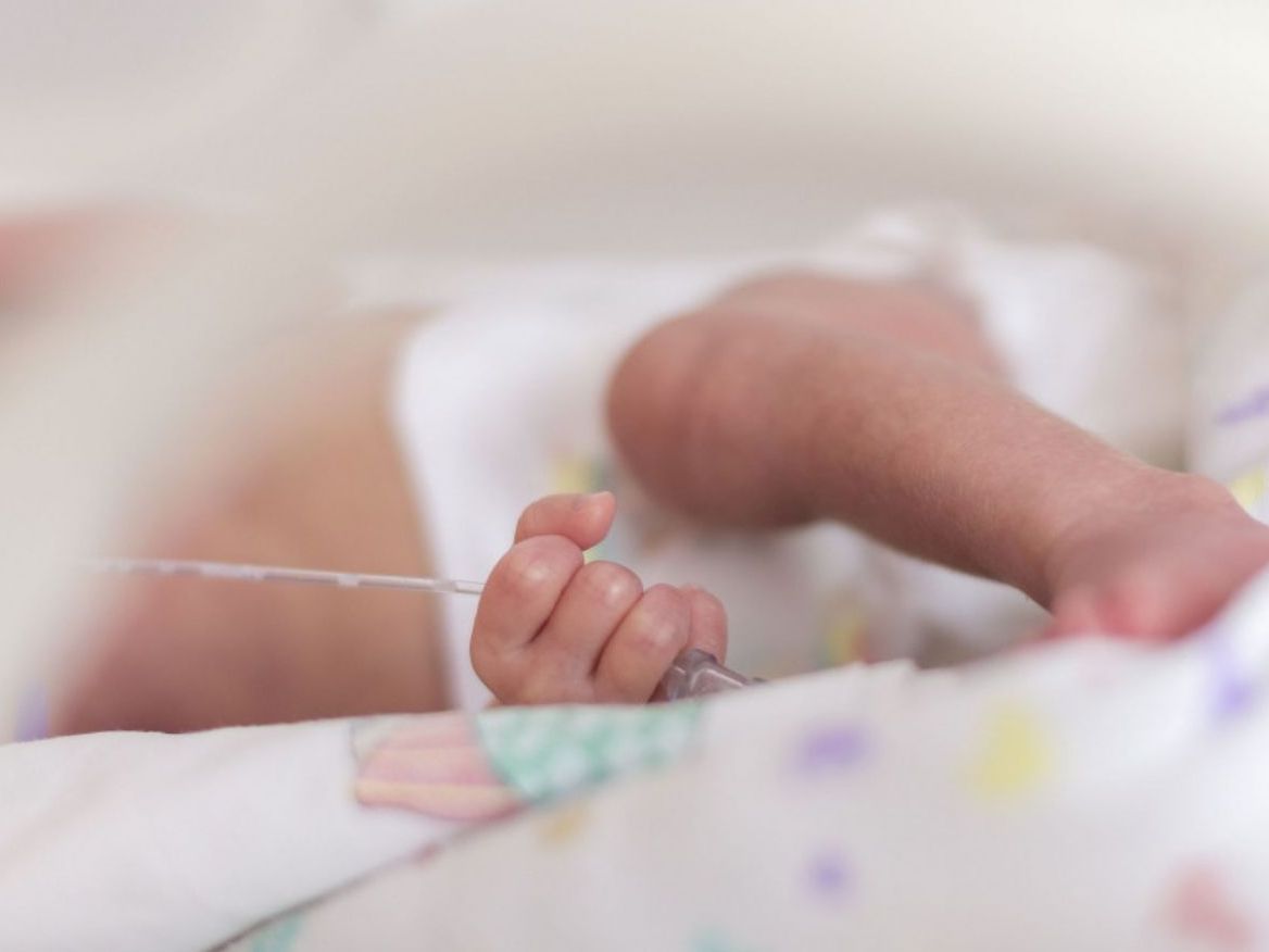 Βρέφος σπαράζει στο μπαλκόνι, βρέφος ξεψυχά σε αυτοκίνητο: Μήπως να ξαναδούμε τι σημαίνει γονιός;
