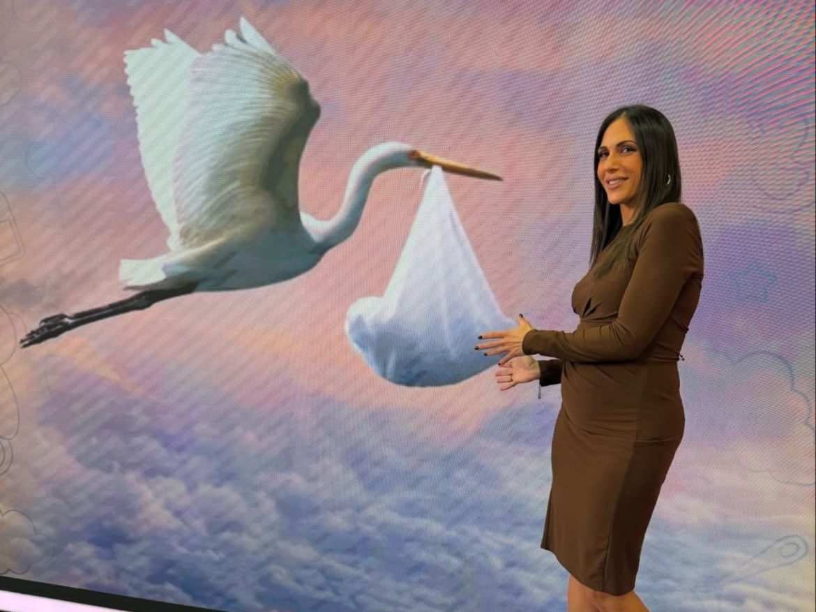 Baby boom: Οι διάσημες της εγχώριας και ξένης showbiz που το 2025 θα κρατούν αγκαλιά το μωρό τους