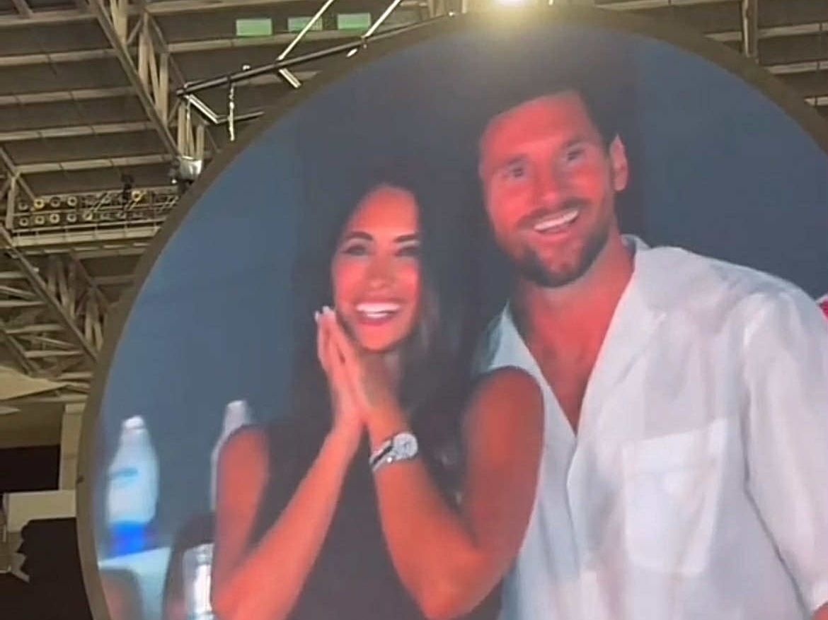 Η κάμερα των Coldplay «τσάκωσε» τον Messi με τη σύζυγό του και η αντίδρασή τους ήταν αυτή που έπρεπε