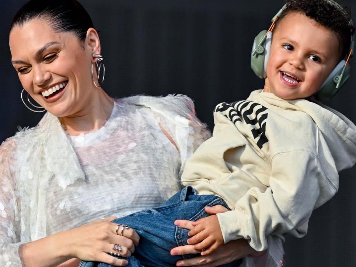 Jessie J: Στο 1ο της live μετά την επέμβαση για τον καρκίνο, την παράσταση έκλεψε ο 2χρονος γιος της