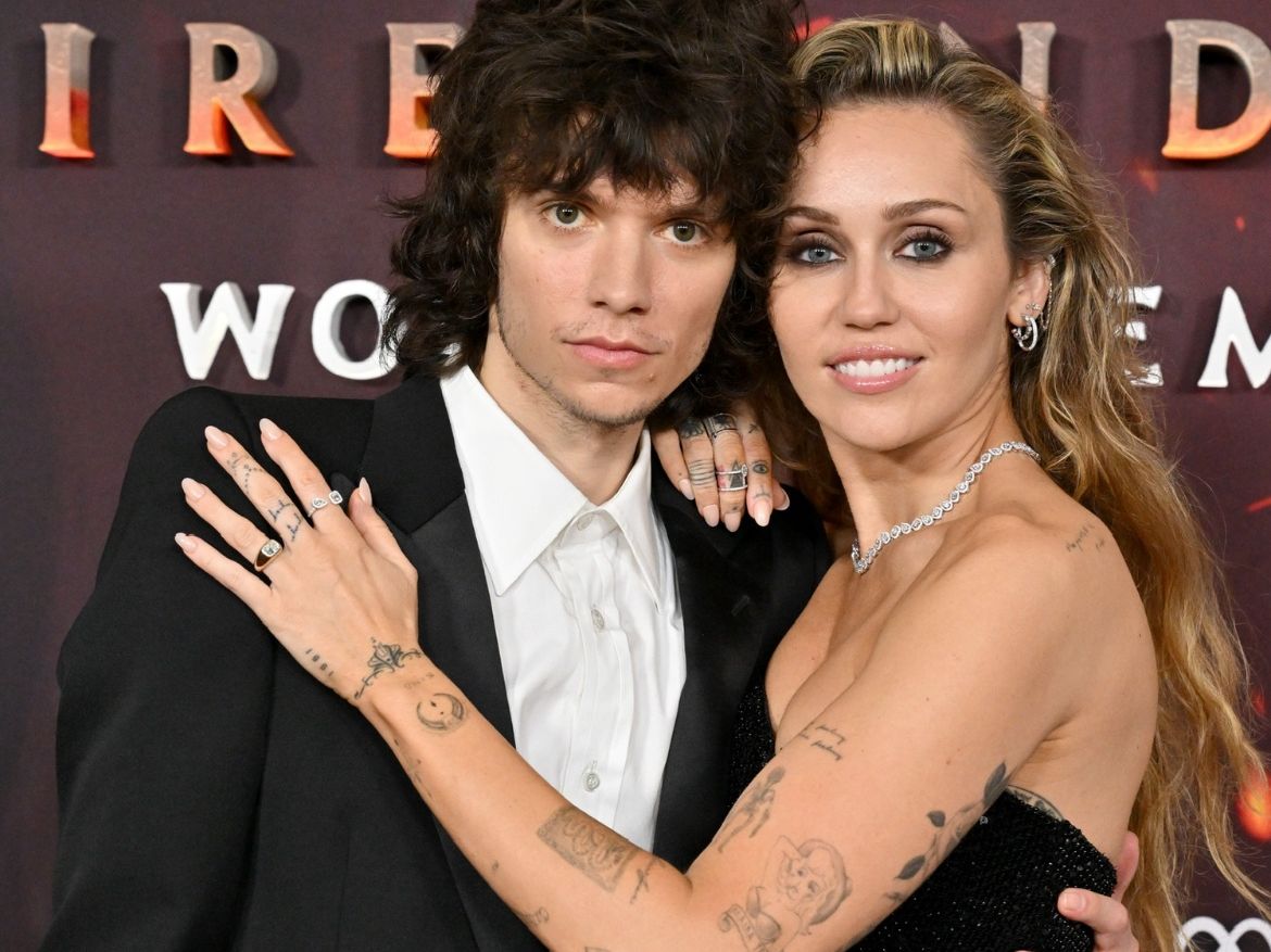 Miley Cyrus και Maxx Morando αρραβωνιάστηκαν μετά από 4 χρόνια σχέσης: Το ξεχωριστό rock μονόπετρο