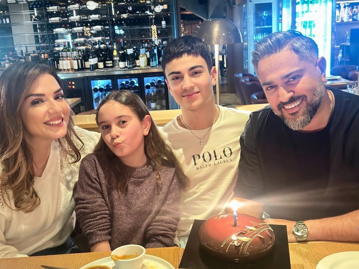 Σουλτάτος: Τα γενέθλια στην Κρήτη με τα παιδιά του και την Λασκαράκη κι οι σπάνιες φωτογραφίες