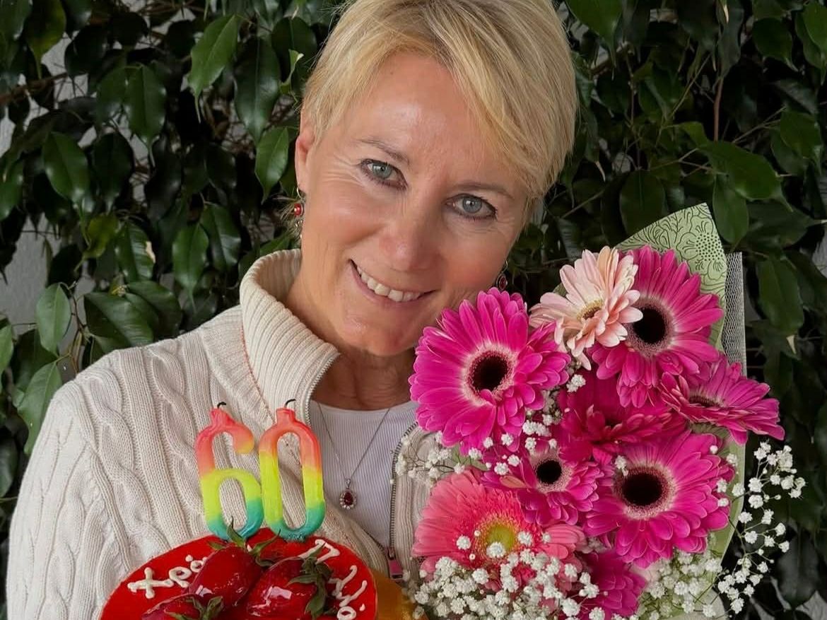 Η Νατάσα Παζαΐτη έγινε 60 χρονών: Η γλυκιά αφιέρωση στην τούρτα από τα παιδιά της, Αλίκη & Αλέξανδρο