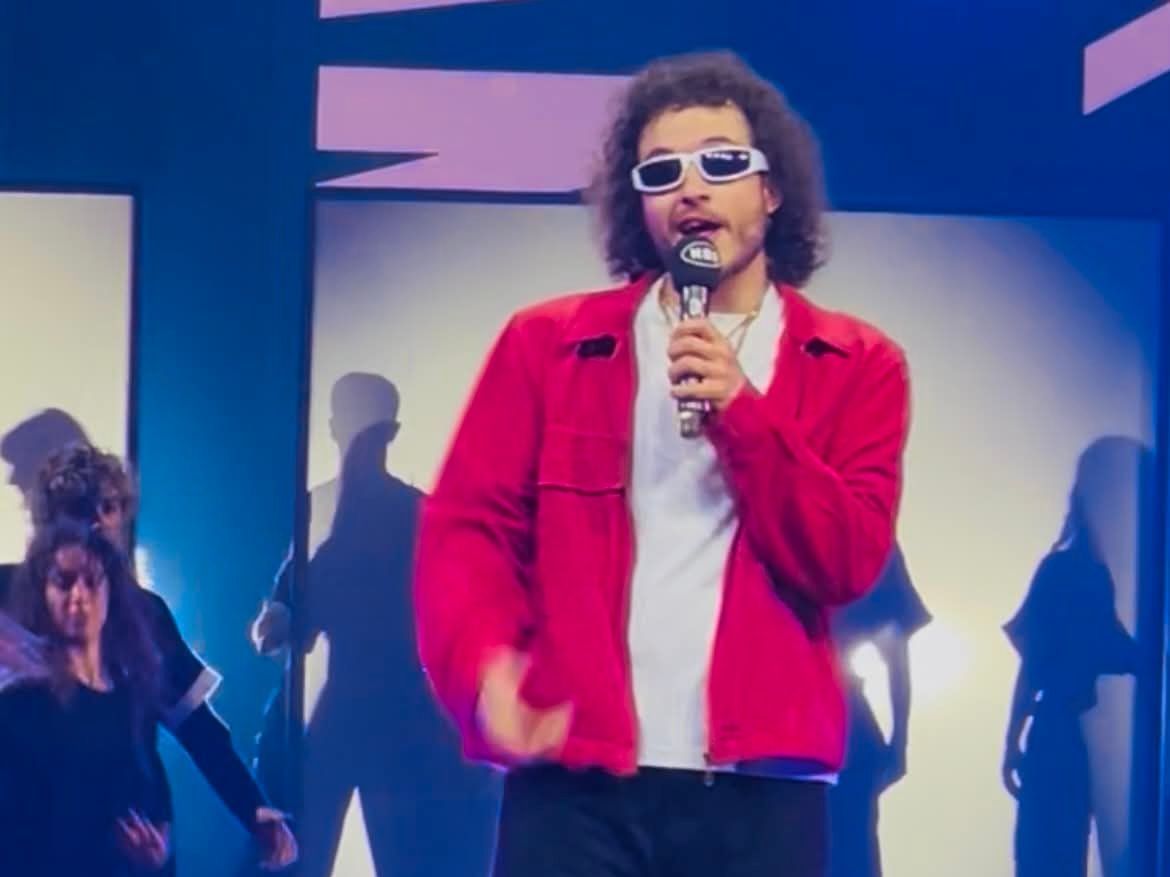 Τα MAD VMA 2026 επέστρεψαν στην αίγλη των ’10s και ο Manos μας θύμισε ότι μεγαλώσαμε επίσημα