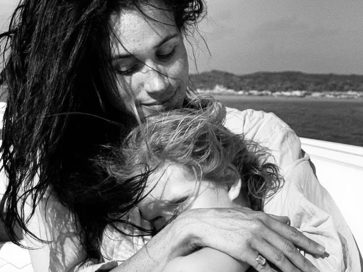 Η Meghan Markle αποκαλύπτει πώς η ίδια και ο Harry κρατούν τα παιδιά τους προσγειωμένα