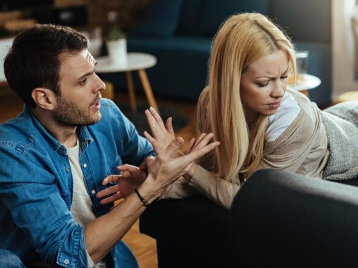 Τι σημαίνει όταν κάποιος σταματά να σου μιλάει όταν θυμώνει, σύμφωνα με την ψυχολογία