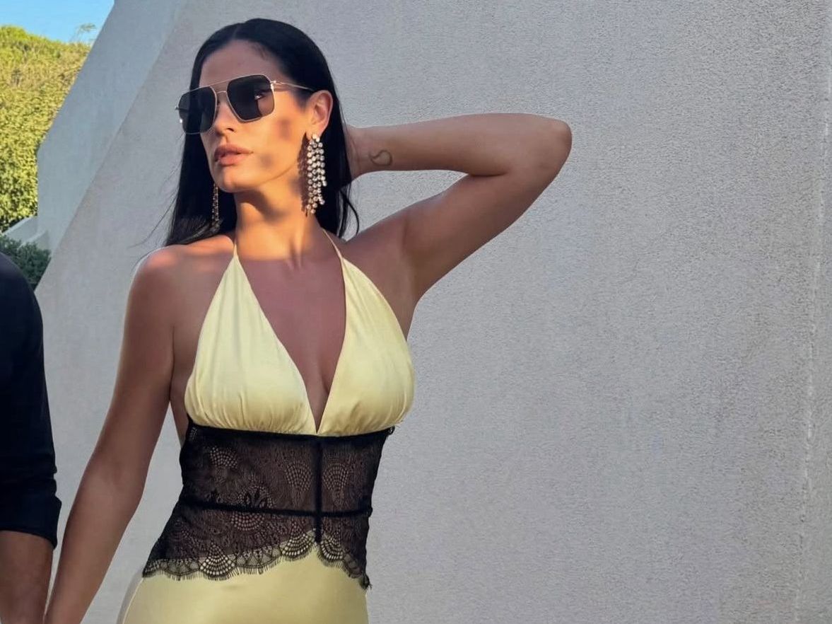 Η Χριστίνα Μπόμπα έγινε κουμπάρα και μας δείχνει πώς να λάμψουμε με butter yellow maxi φόρεμα