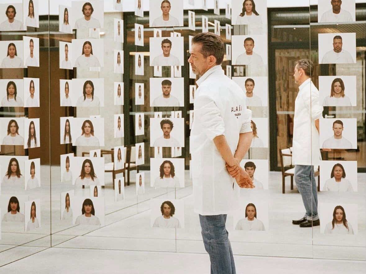 Η τελευταία συλλογή του Pieter Mulier για τον οίκο ALAÏA & η «one of a kind» πρόσκληση για το show