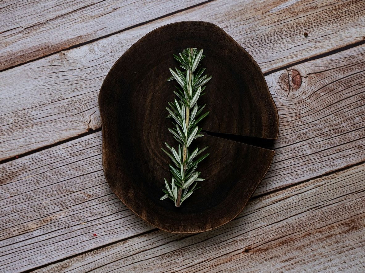 Γιατί να βράσεις δεντρολίβανο στο σπίτι και ποια είναι τα οφέλη του