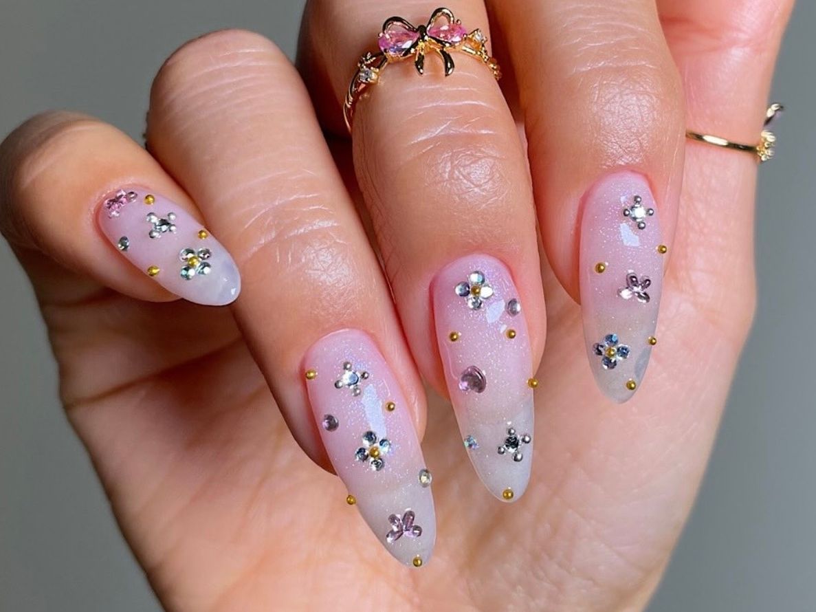 Τα gem nails είναι τα πιο Coachella nails που πρέπει να δοκιμάσεις το 2026