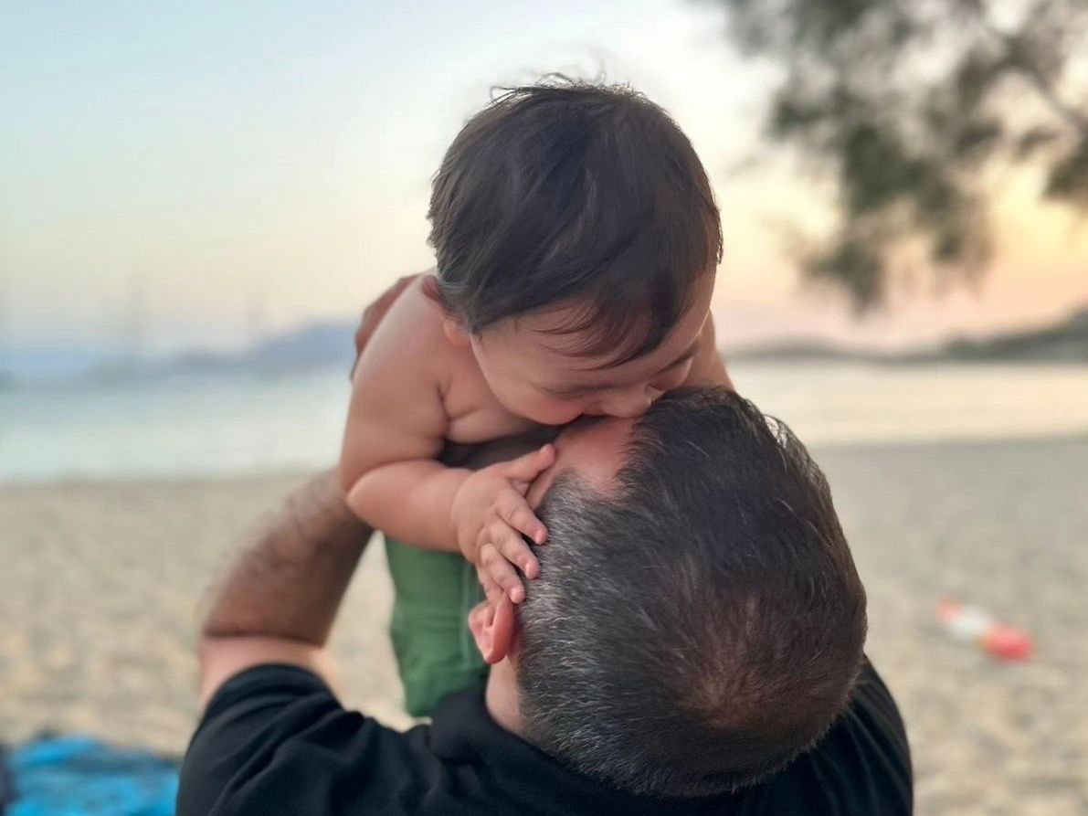 Ο Λεωνίδας Κουτσόπουλος στο πιο γλυκό post με τον γιο του, τον μικρό «εισβολέα» της ζωής του