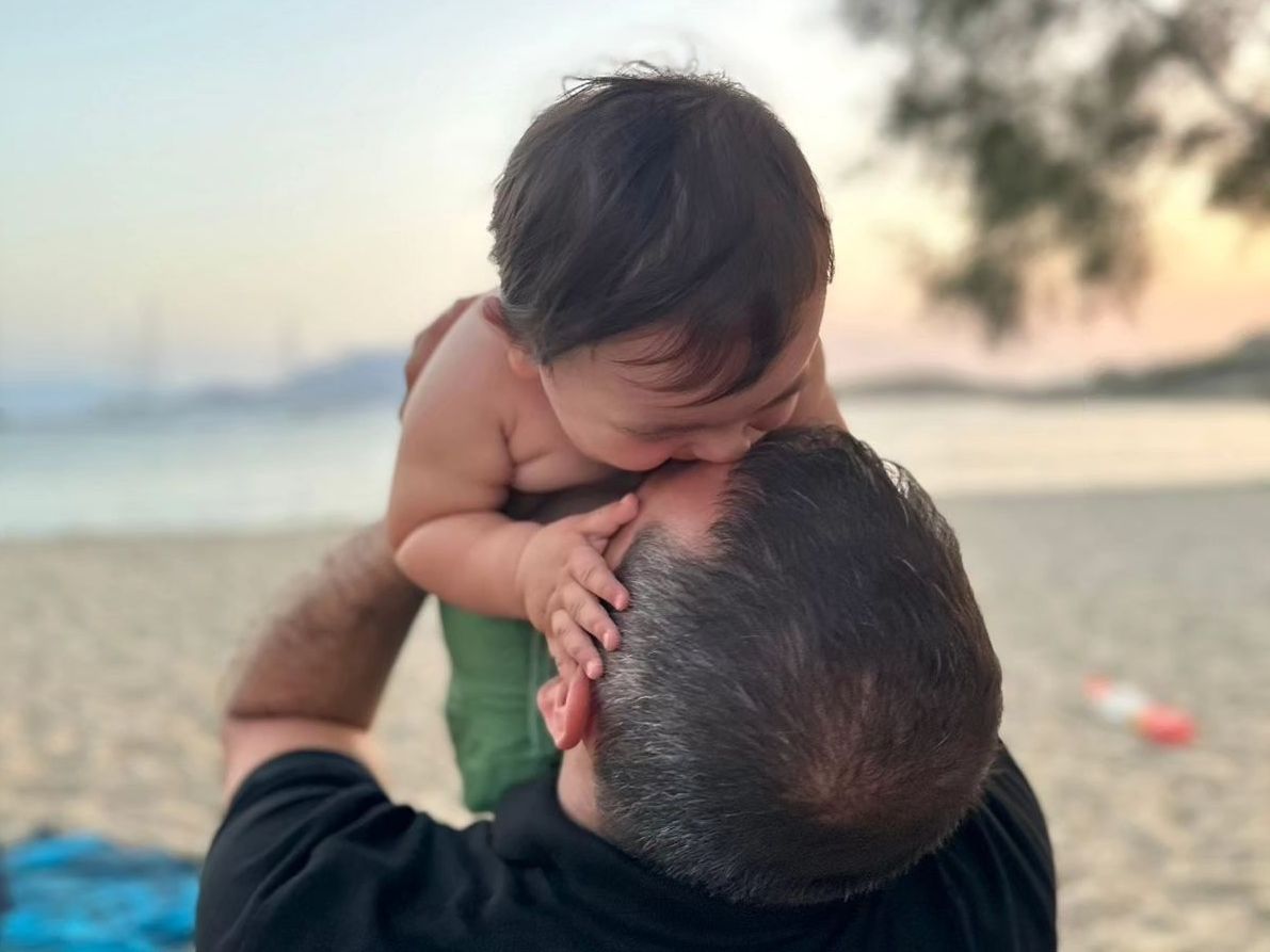 Ο Λεωνίδας Κουτσόπουλος τραγουδά με τον γιο του Κίμωνα στην πιο cute στιγμή τους