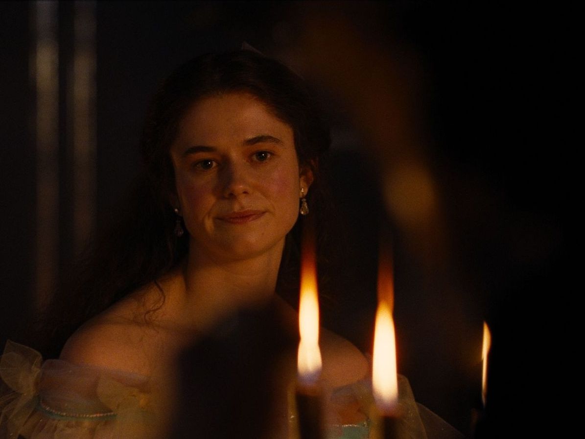 Alison Oliver: «Τα Ανεμοδαρμένα Ύψη θα σε κάνουν να νιώσεις τα πάντα»