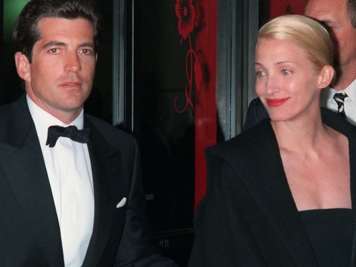 Πόσο χρονών ήταν τελικά η Carolyn Bessette, όταν πρωτογνώρισε τον John F. Kennedy Jr.;
