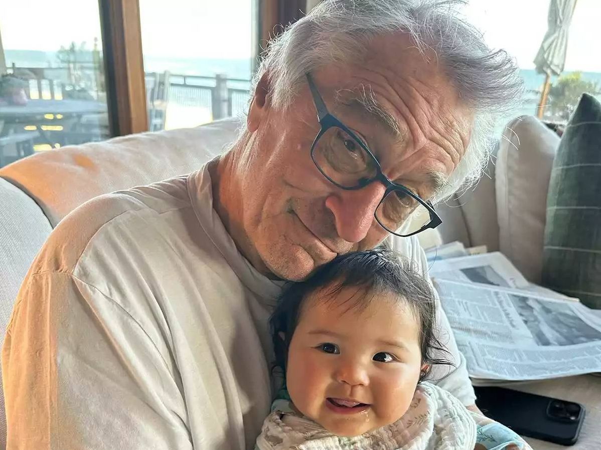 Ο Robert de Niro γίνεται 82, το πιο μικρό παιδί του είναι 2 και αποκαλύπτει τον Νο1 γονεϊκό κανόνα