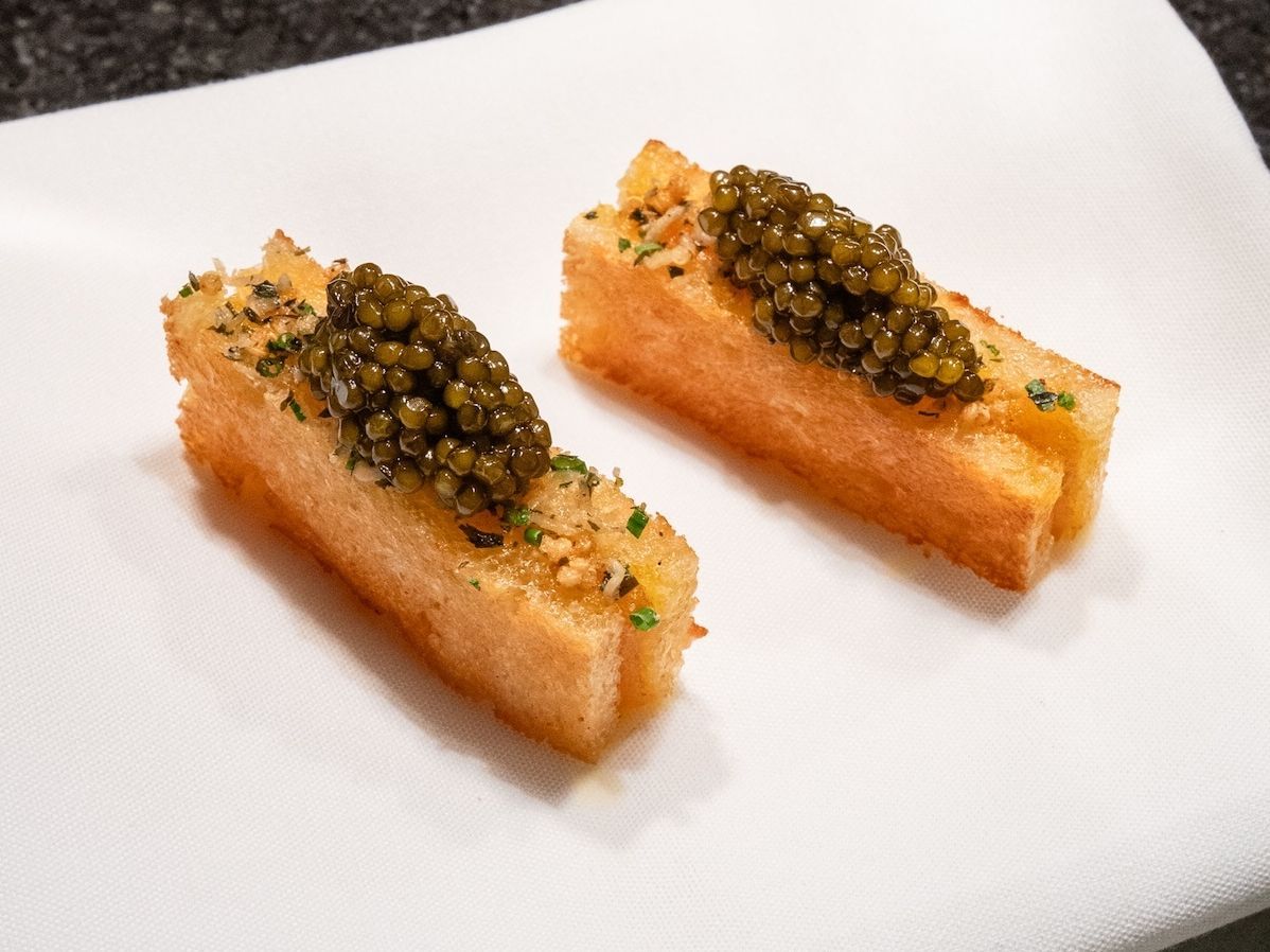 Πού μπορείς να δοκιμάσεις στα Εξάρχεια πιάτα από έναν σεφ βραβευμένο με δύο αστέρια Michelin;