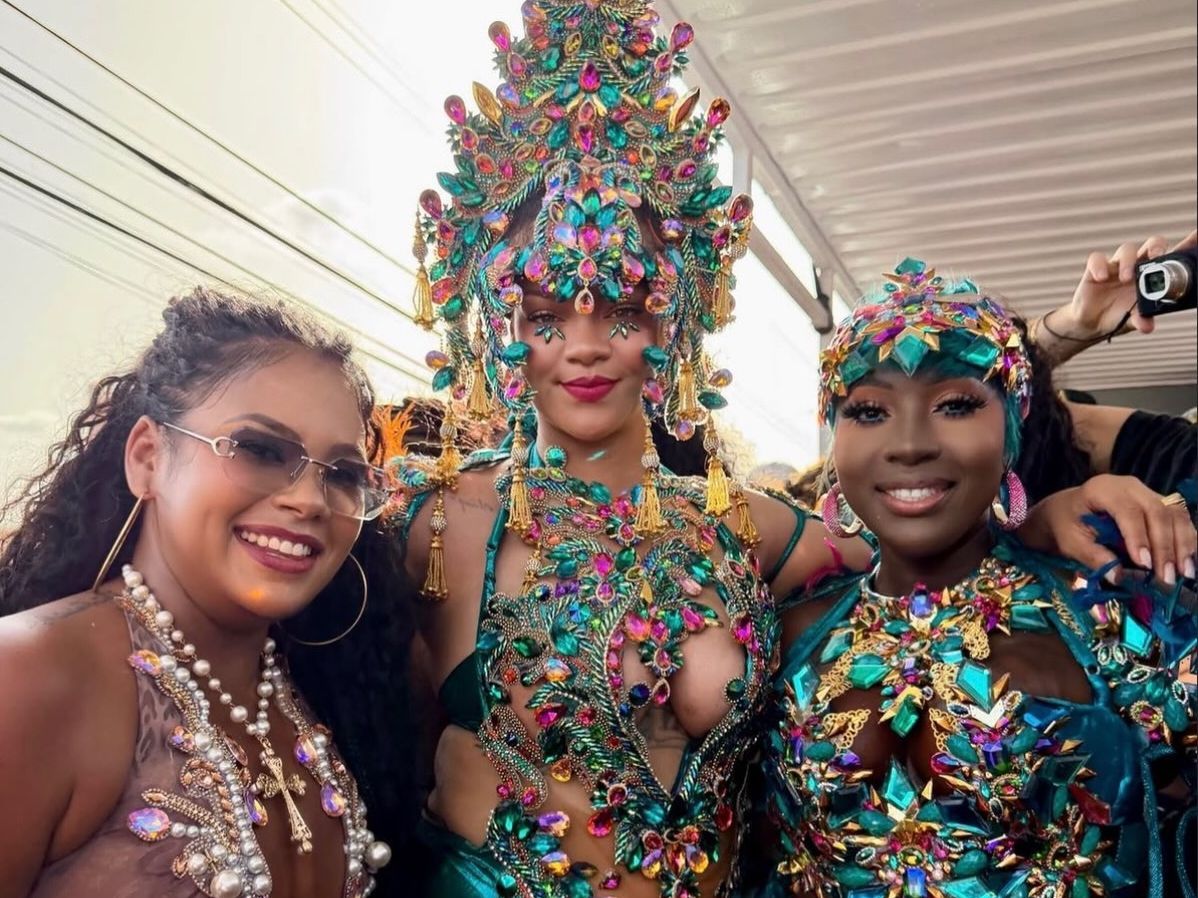 Η Rihanna επέστρεψε στα Barbados φορώντας το πιο εκθαμβωτικό κουστούμι και τιμώντας τις ρίζες της