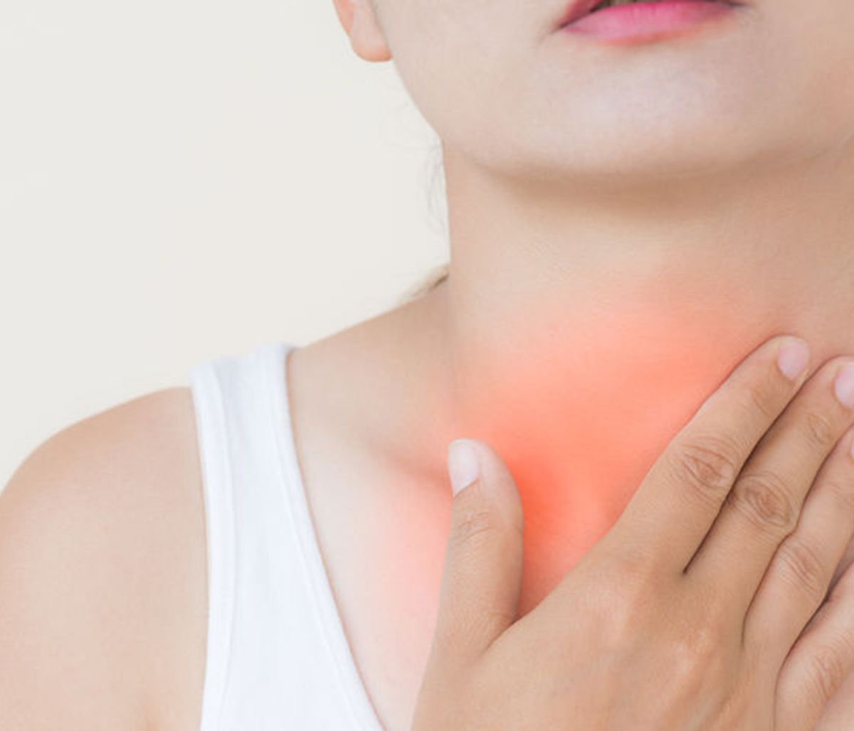 Φυσικές λύσεις για να αντιμετωπίσετε τον πονόλαιμο (βίντεο)