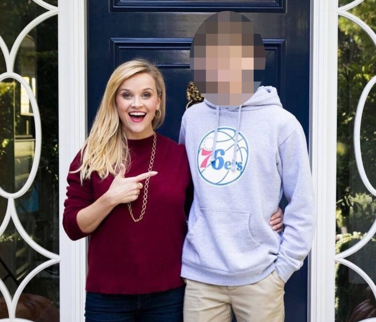 Ο γιος της Reese Witherspoon μεγάλωσε, έγινε 15 ετών, είναι κούκλος και... την πέρασε στο ύψος