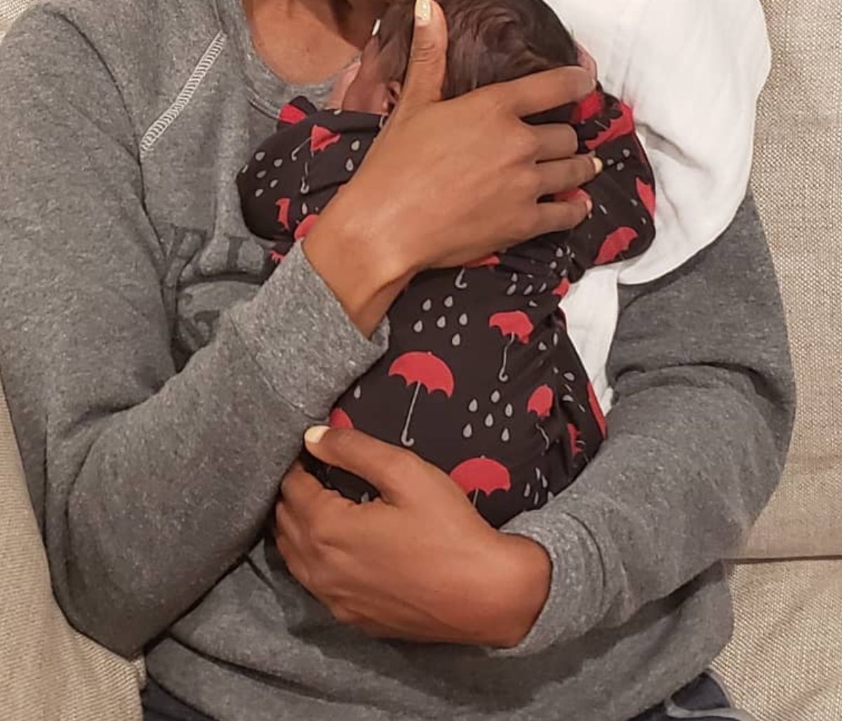 Η πρώτη φωτογραφία στο σπίτι με το αγγελούδι της μετά τα νέα ότι έγινε μητέρα μέσω παρένθετης (pics)