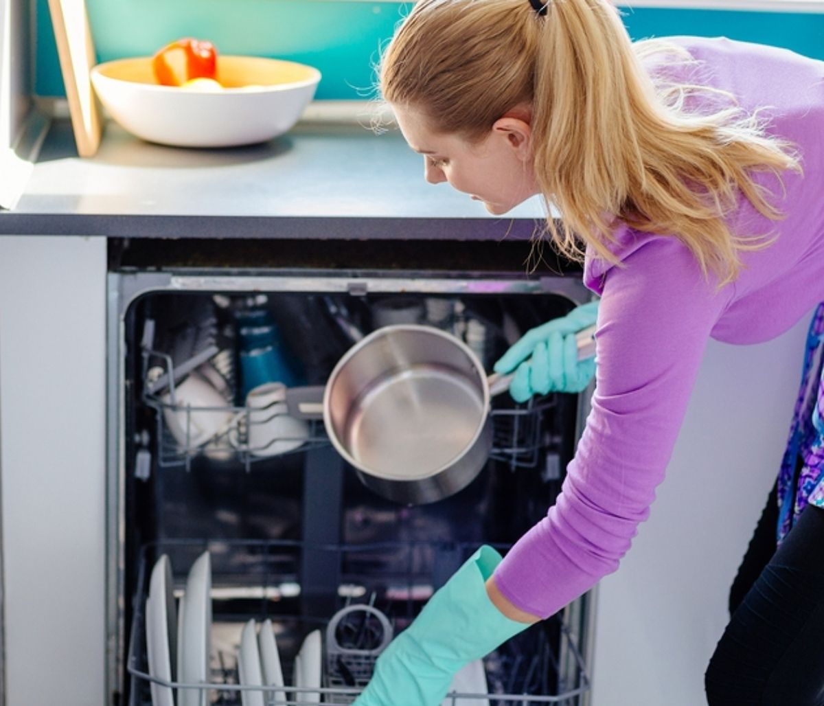 Πλύσιμο πιάτων: Το λάθος που κάνετε πριν τα βάλετε στο πλυντήριο