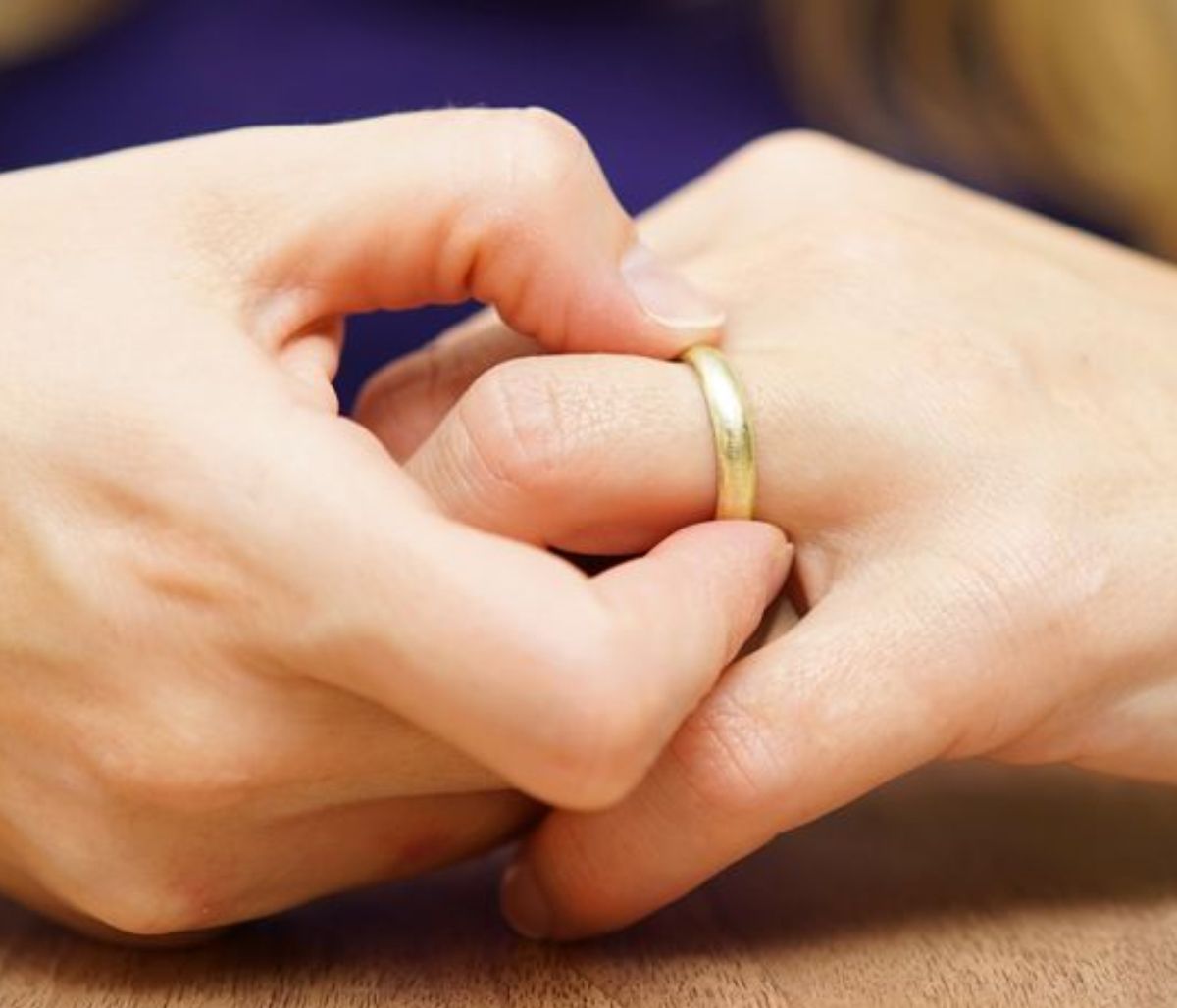 Πρησμένα δάχτυλα χεριών: 10 πιθανές αιτίες & πότε να ανησυχήσετε (pics)