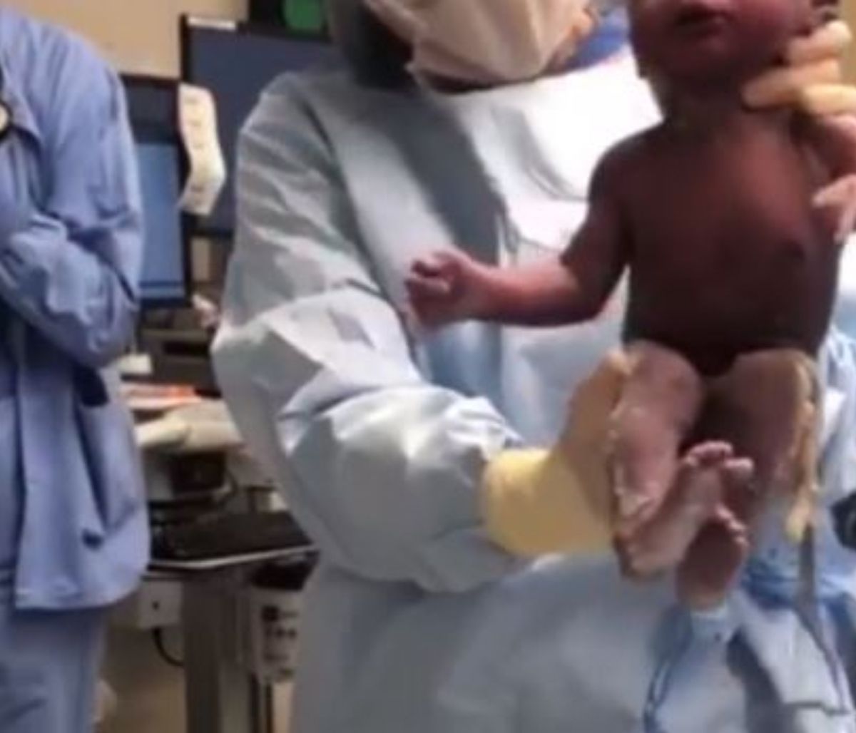 Γνωστή ηθοποιός δημοσίευσε βίντεο από τη στιγμή που η παρένθετη γεννάει το μωρό της (vid)