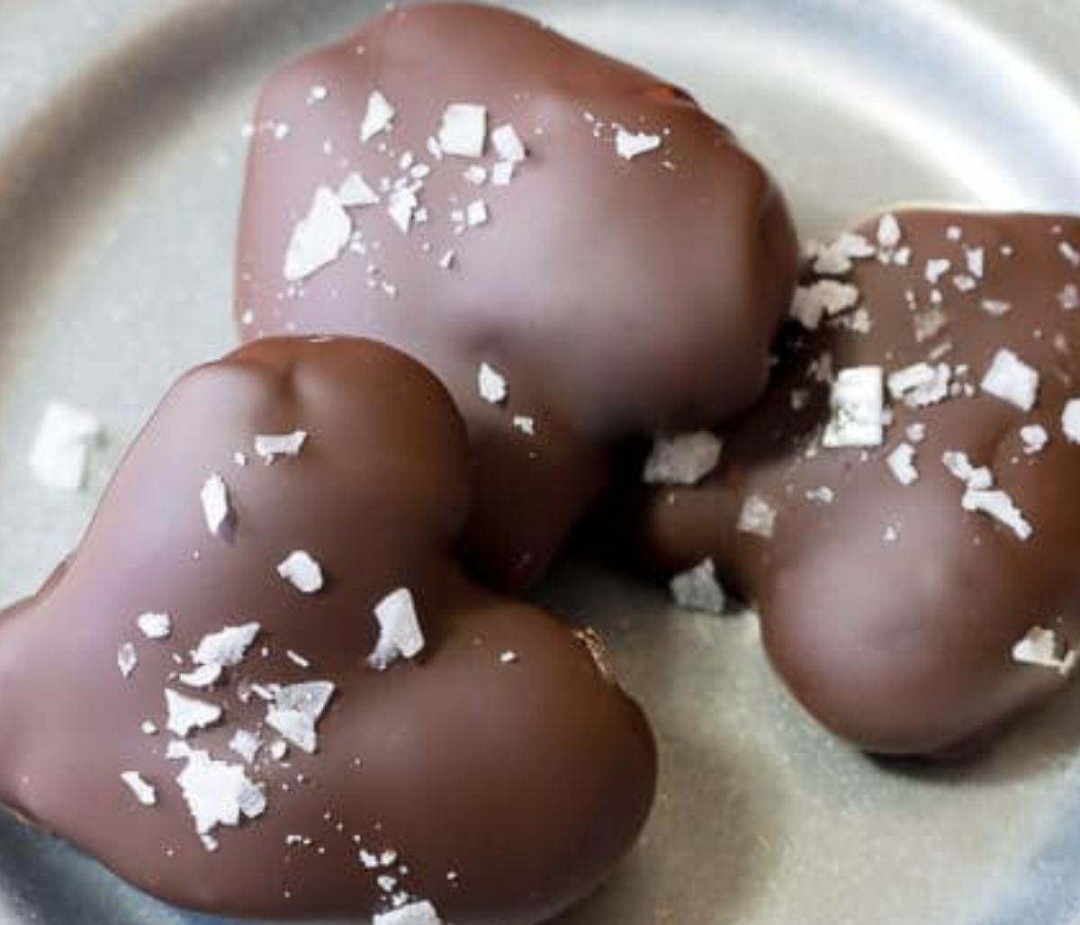 Χριστουγεννιάτικα γεμιστά σοκολατάκια με μους σοκολάτας και μόνο τρία υλικά - Εικόνες βήμα-βήμα