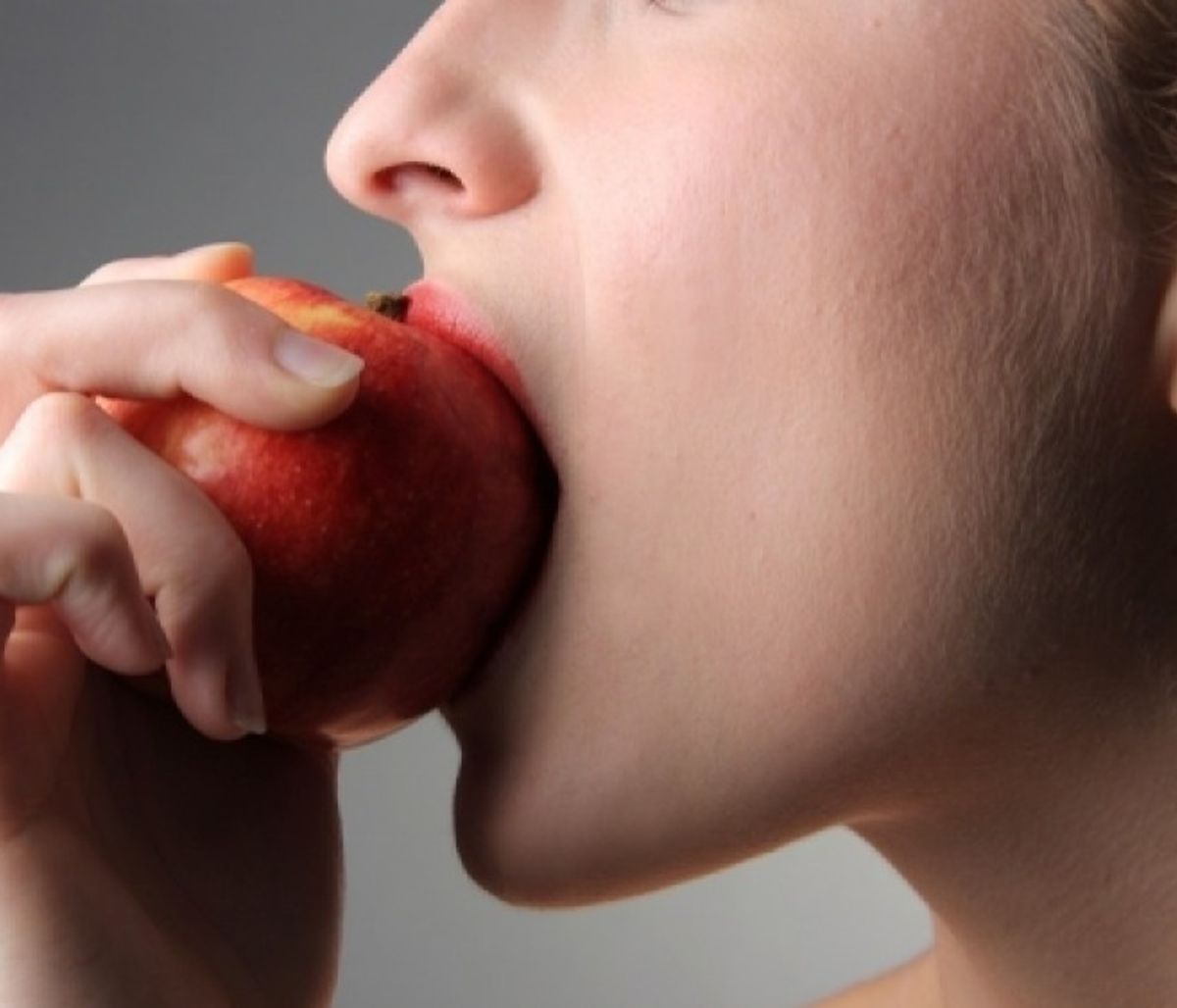 Μουδιάζει το στόμα σας όταν τρώτε κάποιες τροφές; Δείτε τι σας συμβαίνει