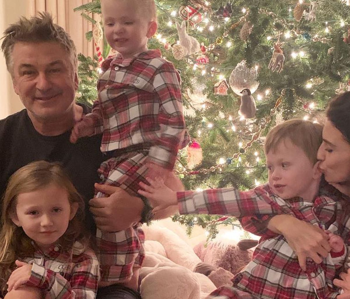 Hilaria και Alec Baldwin: Δείτε πώς περνούν τις γιορτές με τα παιδιά τους (pics)