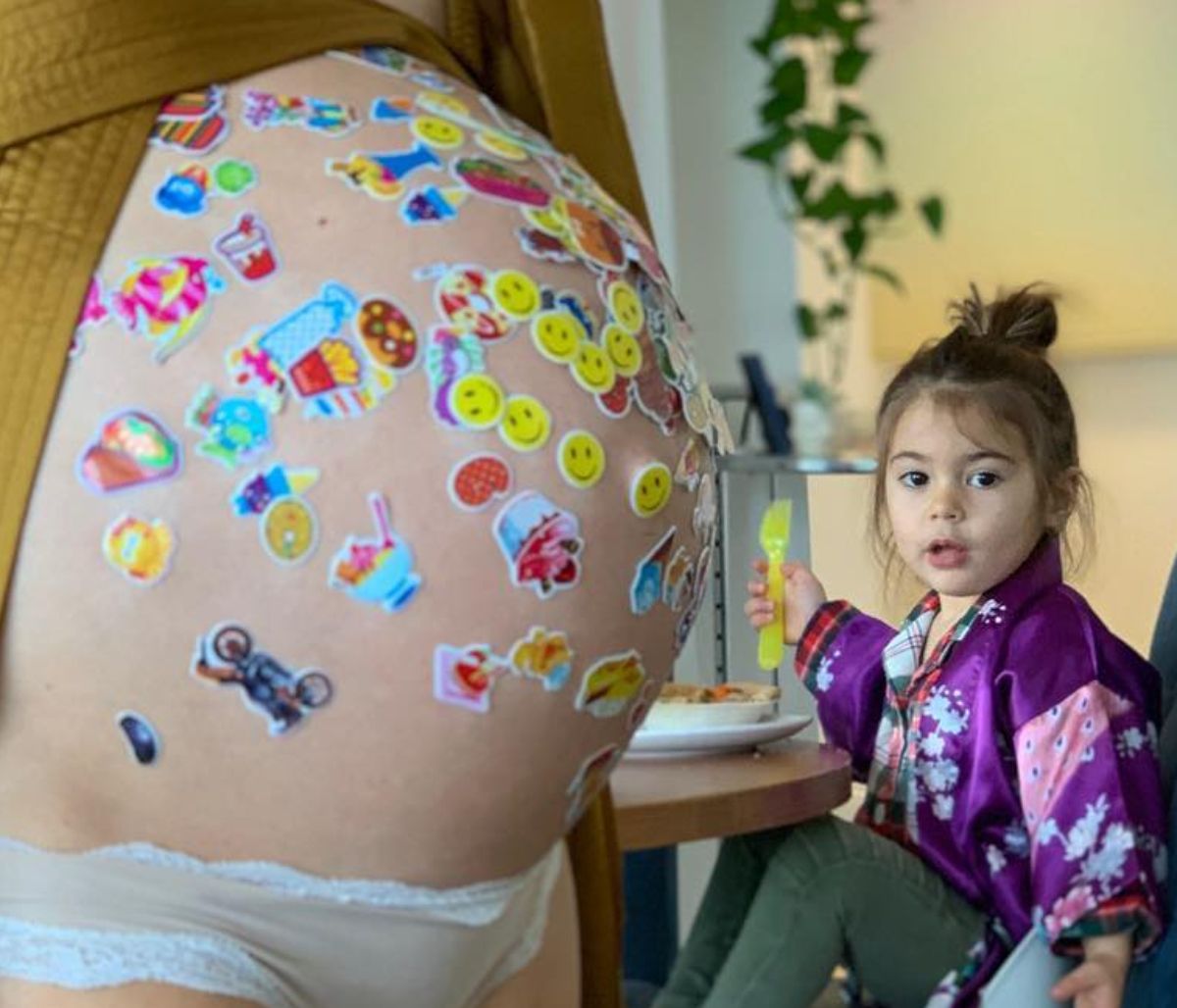 Η κόρη της, γέμισε με αυτοκόλλητα τη φουσκωμένη της κοιλιά (pics)