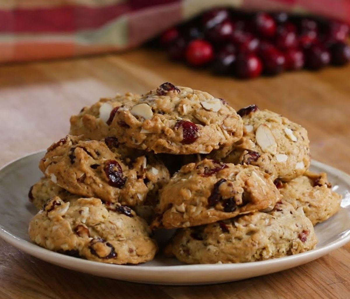 Τα απόλυτα superfood μπισκότα με αμύγδαλα, βρώμη και cranberries (vid)