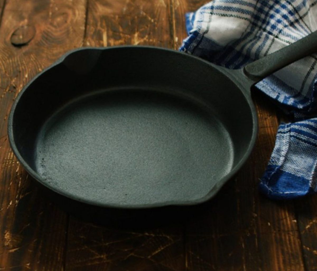 Ποιες τροφές δεν πρέπει να μαγειρεύετε σε σκεύη από μαντέμι (pics)