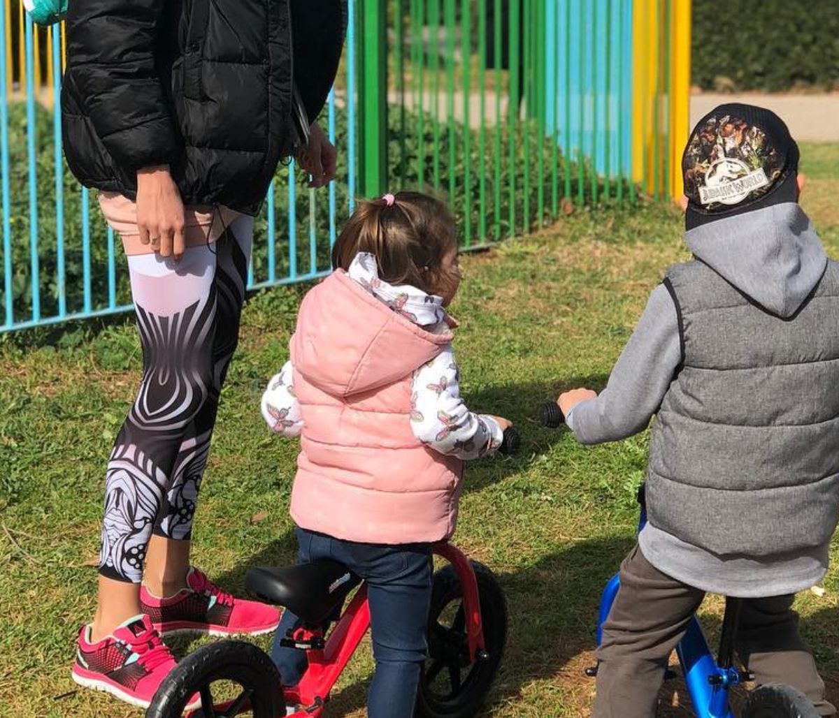 Ελληνίδα παρουσιάστρια για βόλτα με τα παιδιά της (pics)