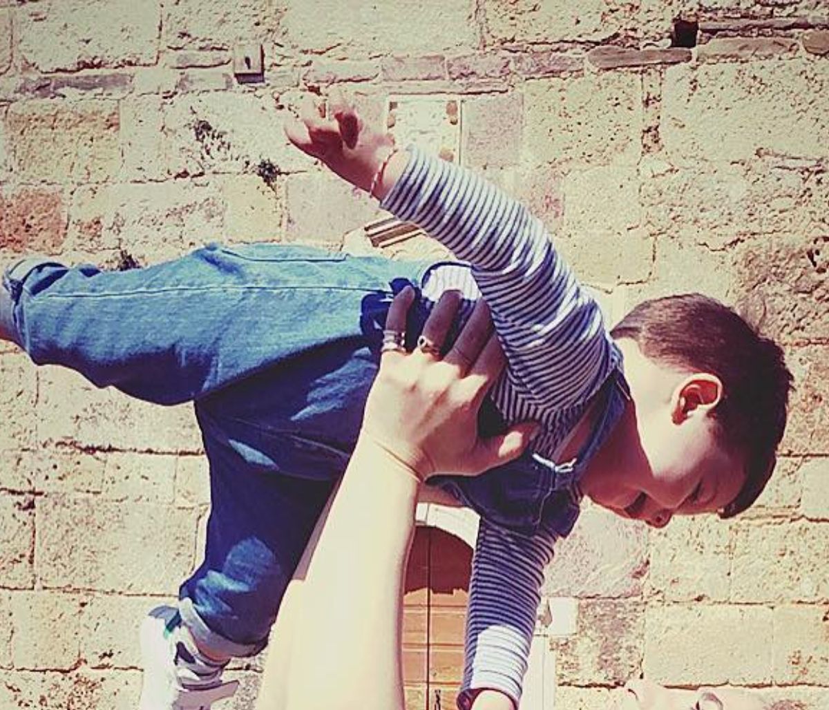 Η Ελληνίδα ηθοποιός καμαρώνει τον γιο της και μας δείχνει το πρόσωπό του για πρώτη φορά (pics)