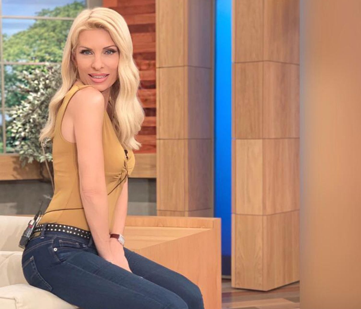 Η Ελένη Μενεγάκη φορά τζιν και δείχνει πιο σέξι από ποτέ (pics)