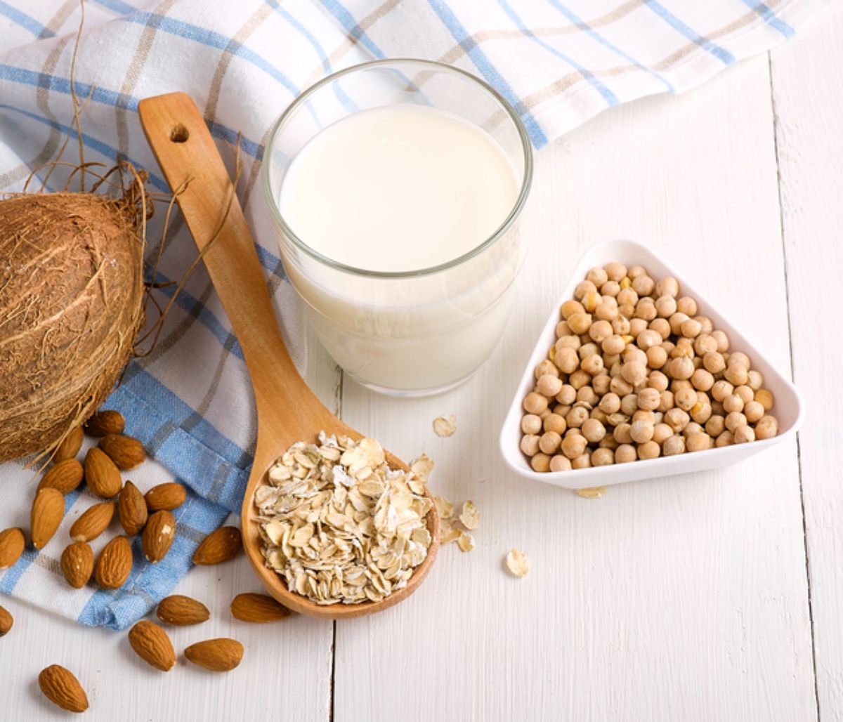 Γάλα αμυγδάλου vs γάλα σόγιας: Τα υπέρ και τα κατά για την υγεία σας
