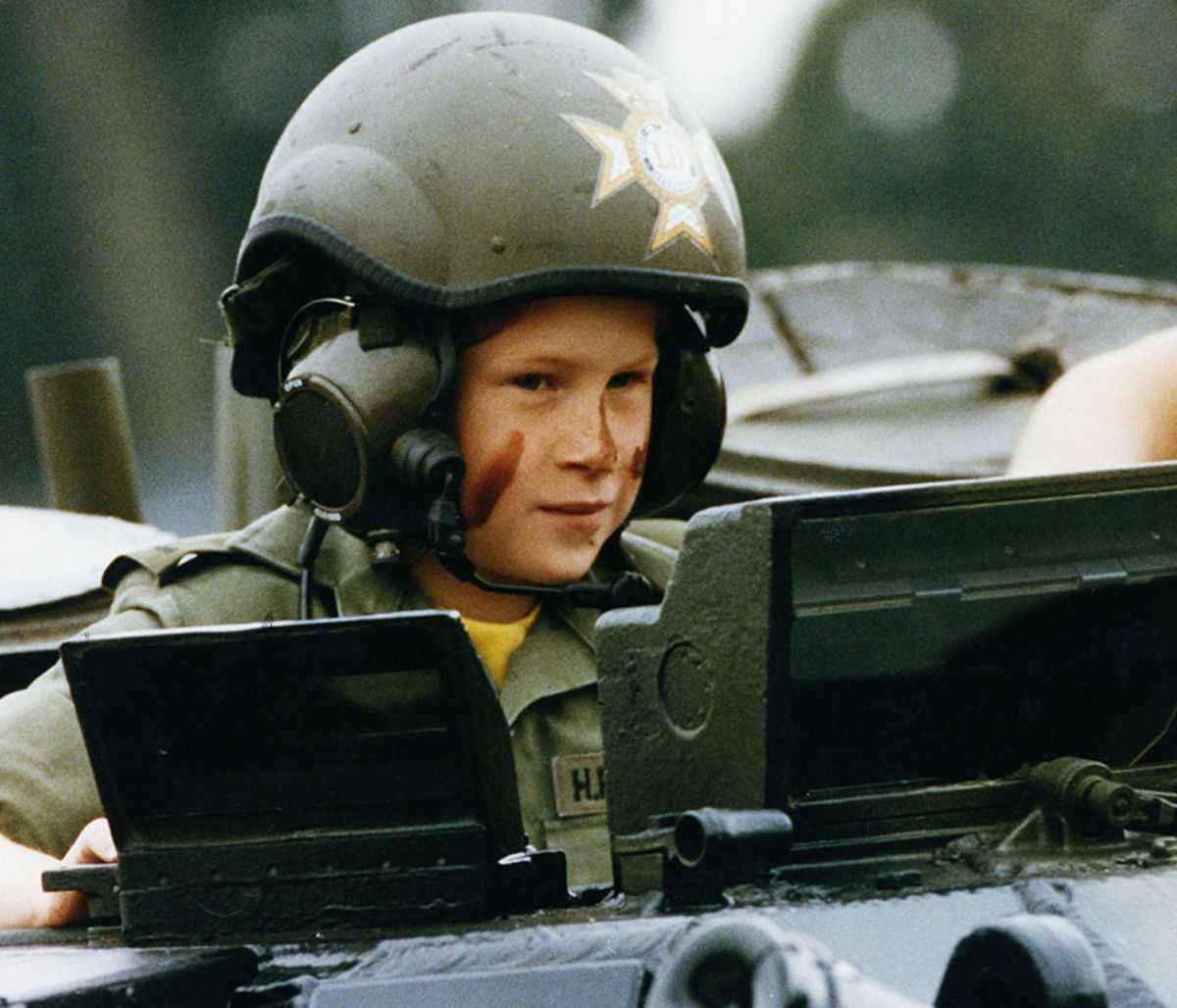 Δείτε τον 9χρονο πρίγκιπα Harry να οδηγεί τανκ (vid)